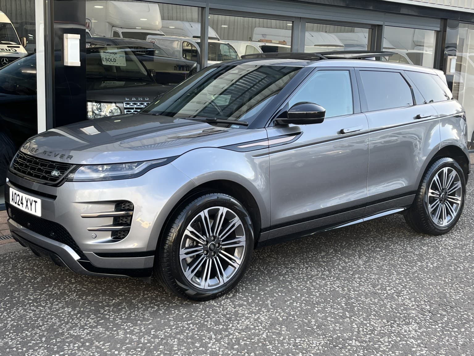 Land Rover Range Rover Evoque - image 1 of 47