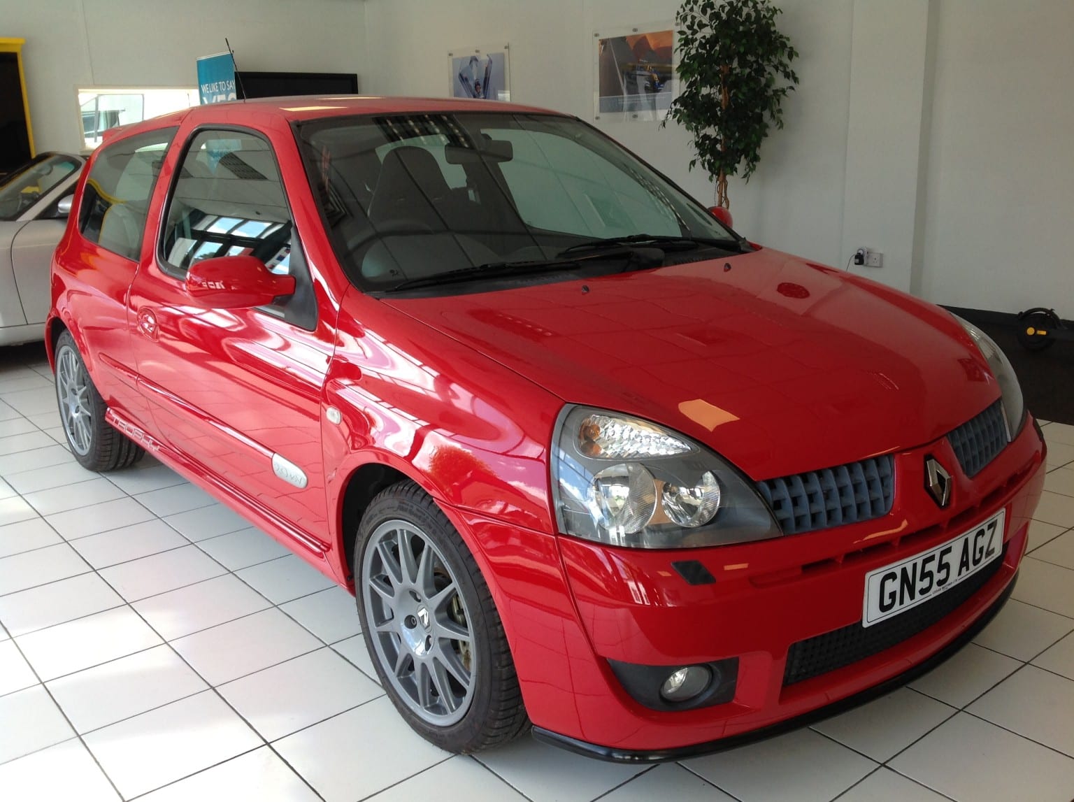 Renault Clio - image 1 of 16