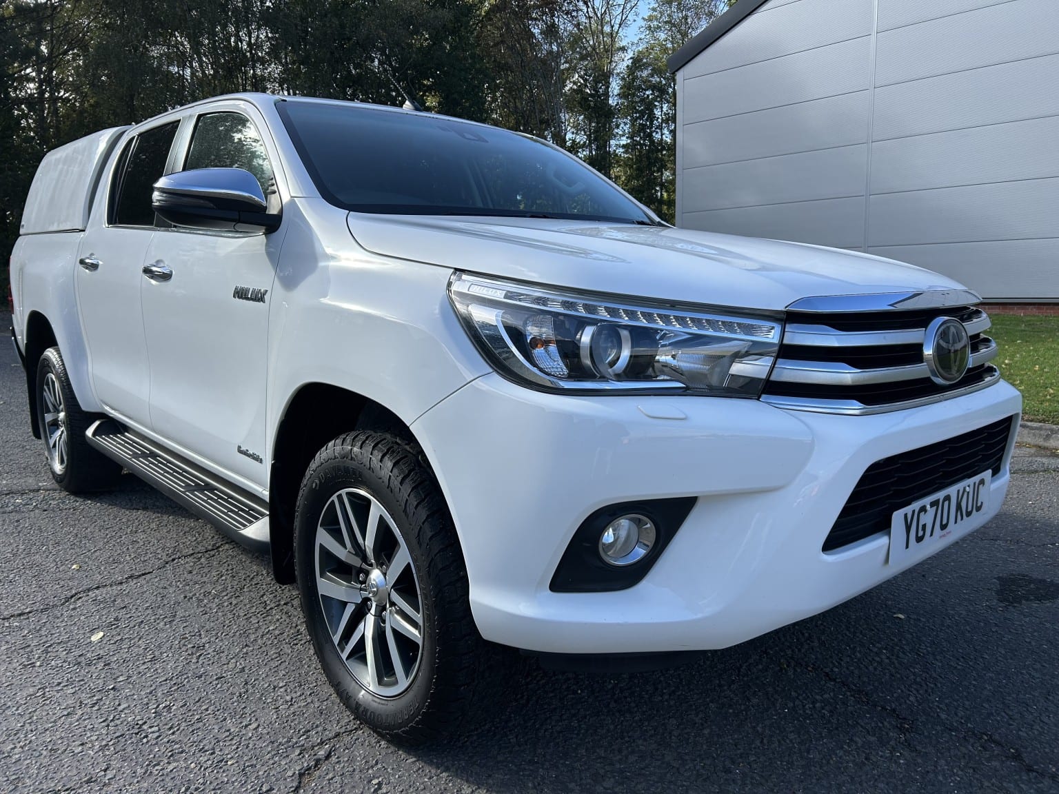 2020 Toyota Hilux 2.4 D-4D Invincible in white — photo 1 of 44