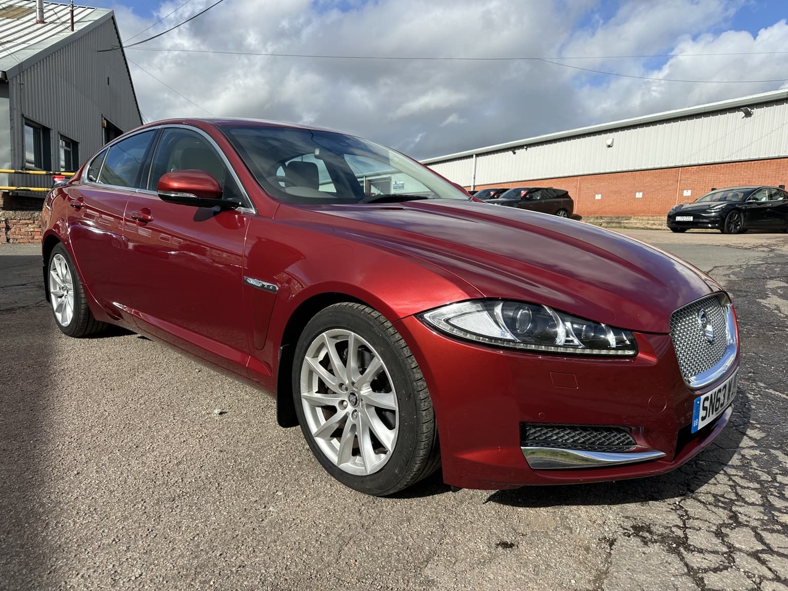 Jaguar XF - image 1 of 6