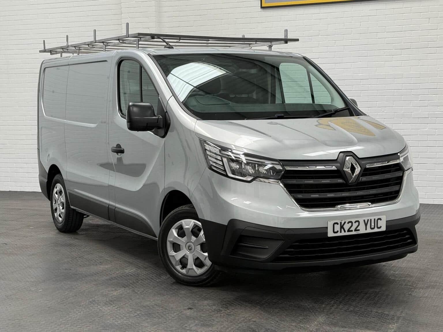 Renault Trafic - image 1 of 96