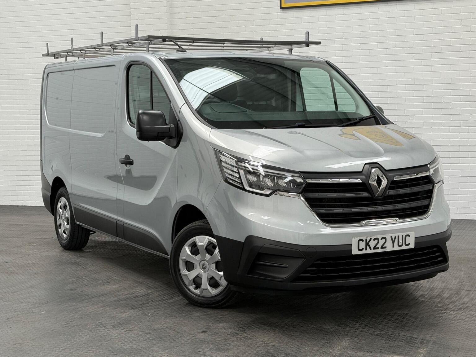 RENAULT TRAFIC - image 1 of 96