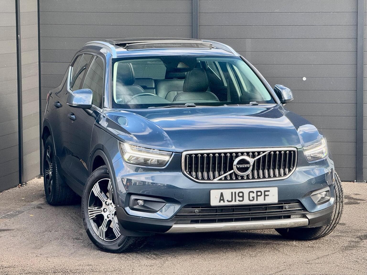 Volvo XC40 - image 1 of 63