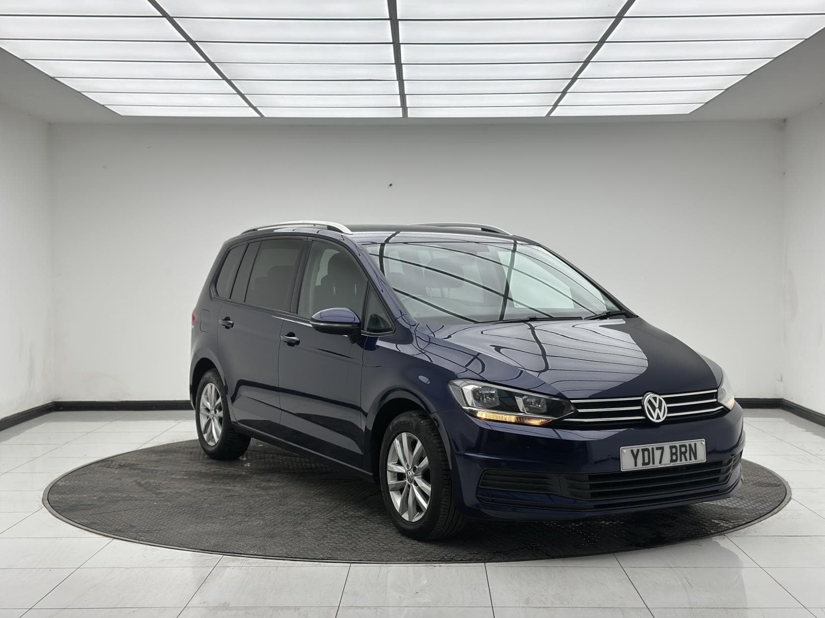Volkswagen Touran - image 1 of 62