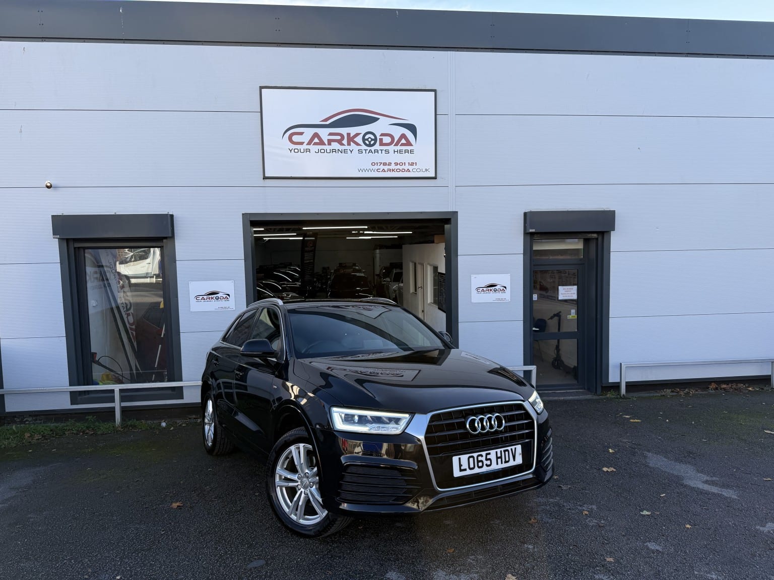 2015 Audi Q3 2.0 TDI S line in black — photo 1 of 96