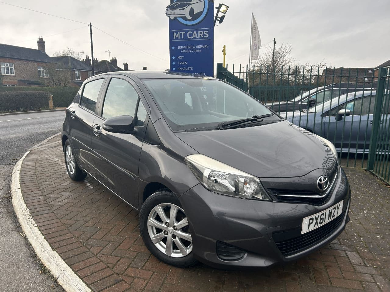 Toyota Yaris - image 1 of 25