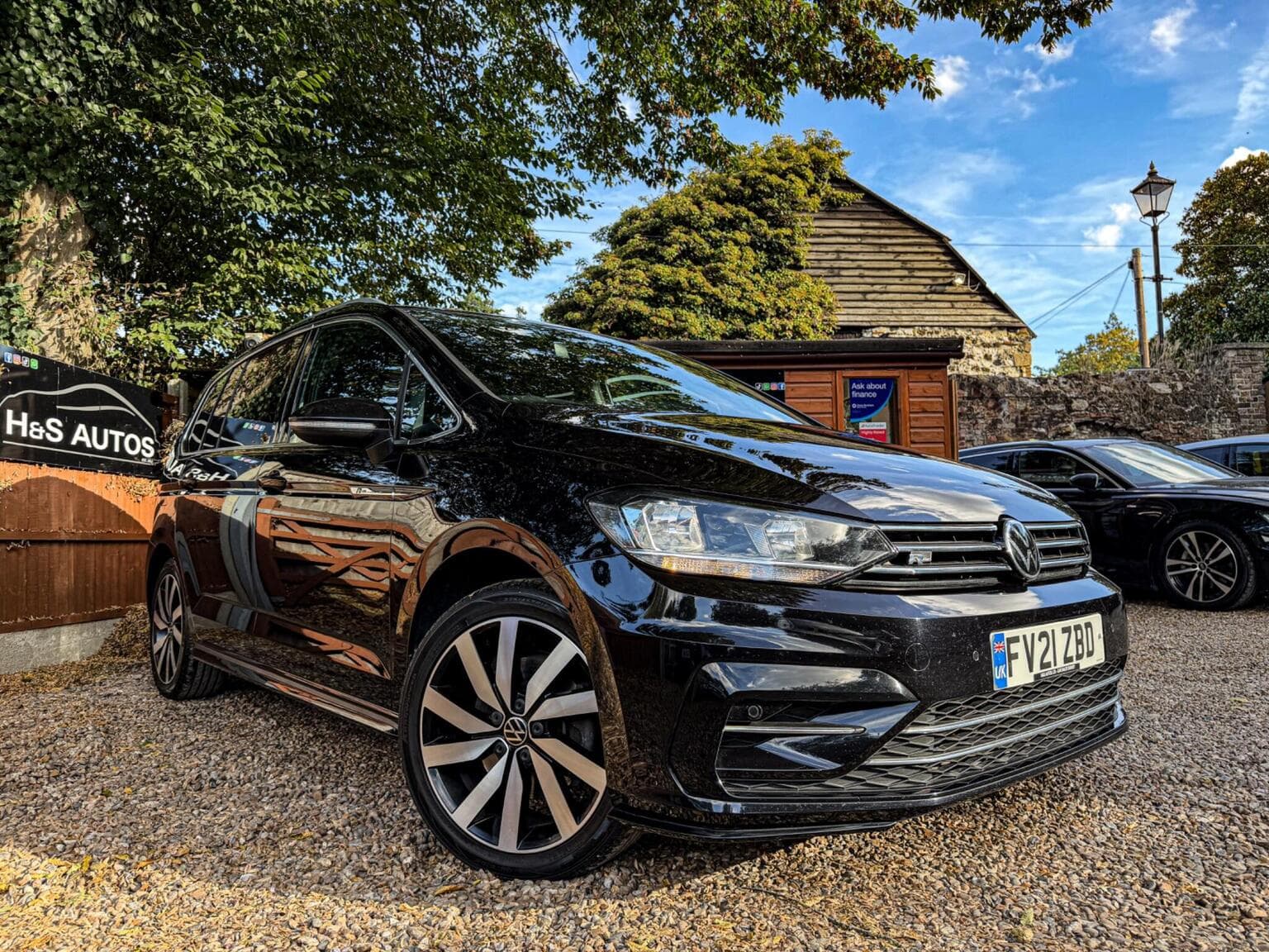 Volkswagen Touran - image 1 of 46