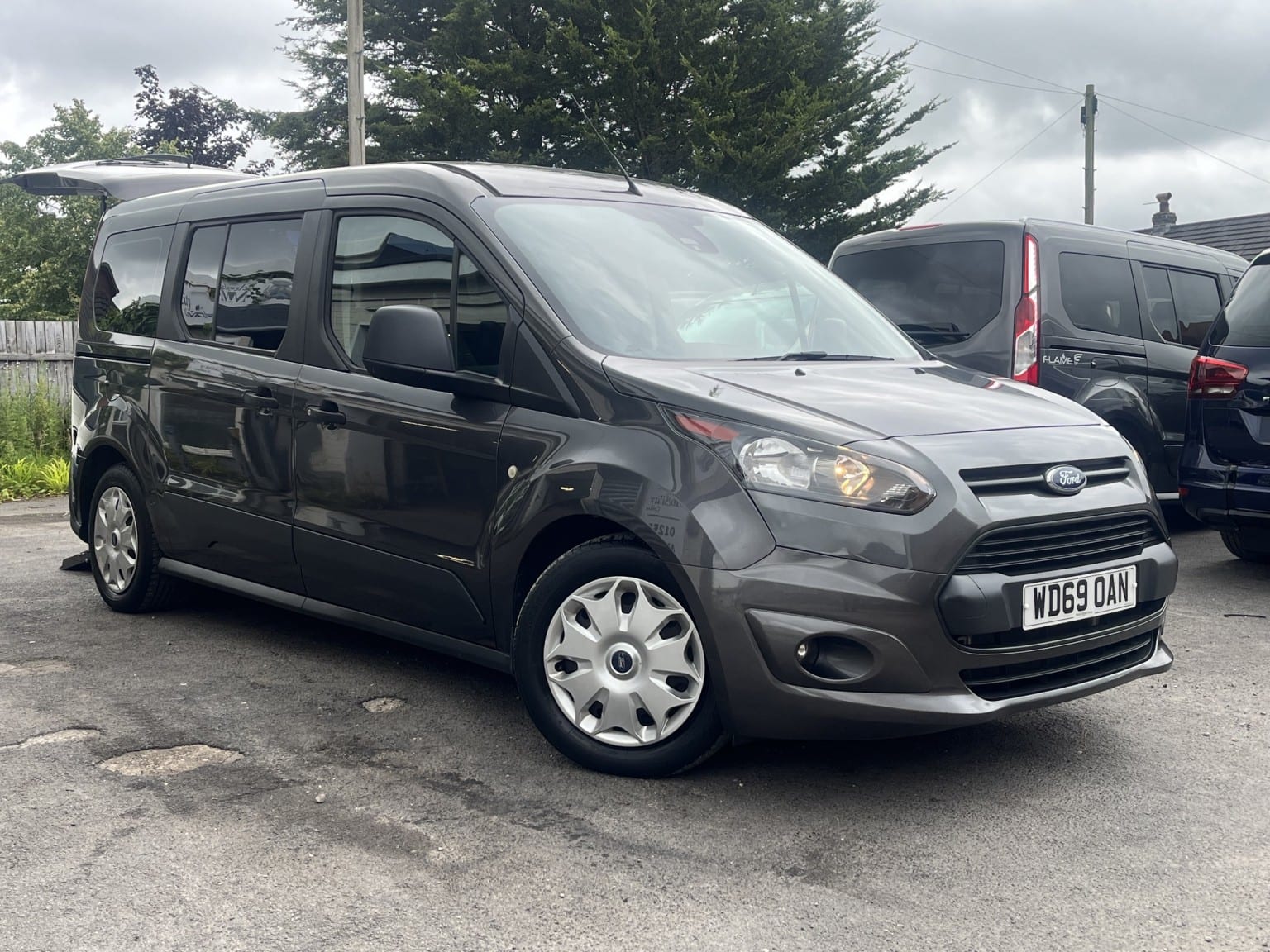 Ford Grand Tourneo Connect - image 1 of 15