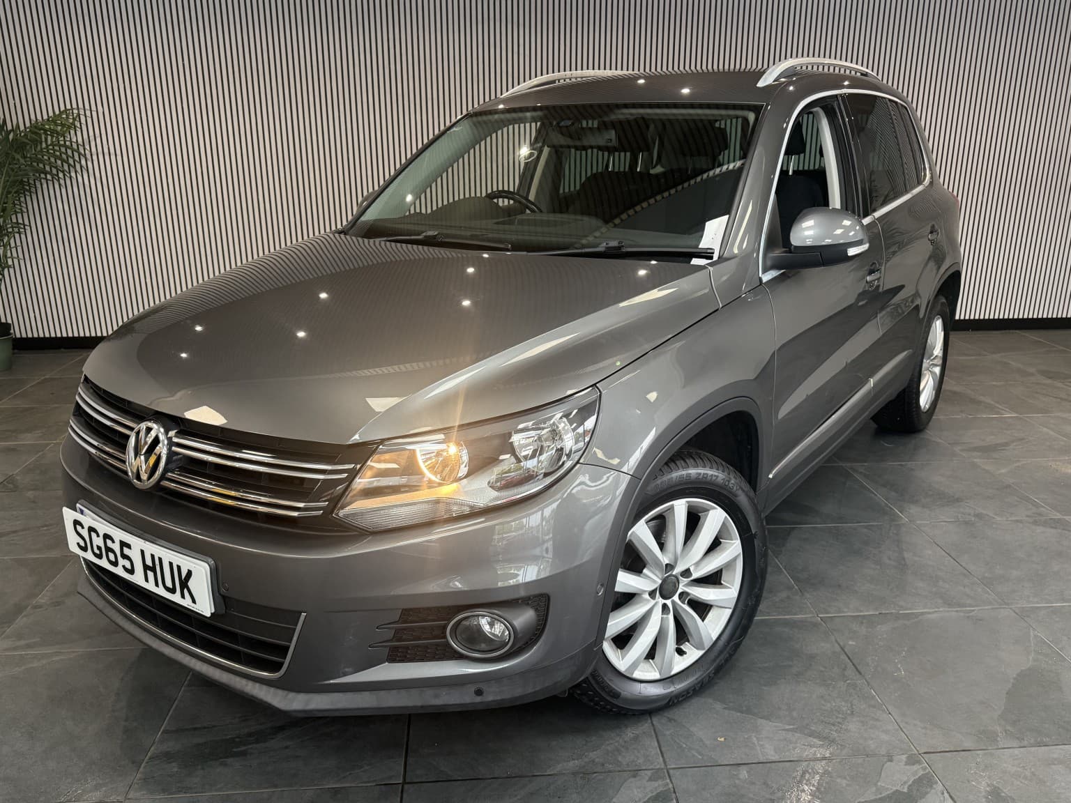 Volkswagen Tiguan - image 1 of 31