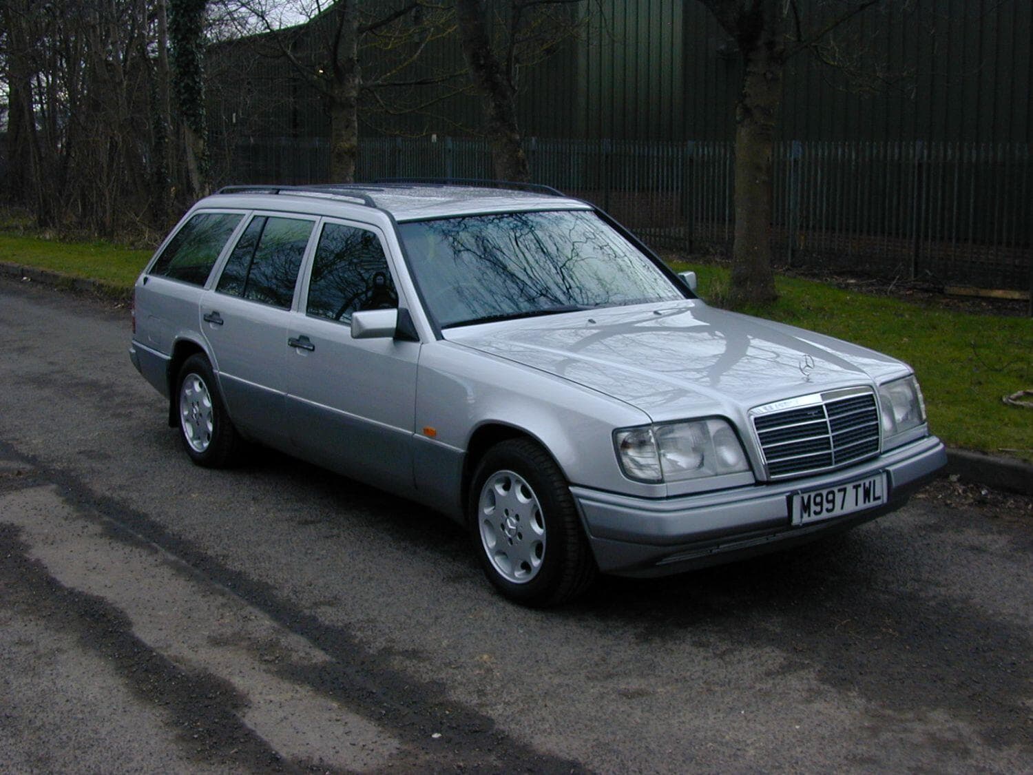 Mercedes-Benz 220 - image 1 of 67