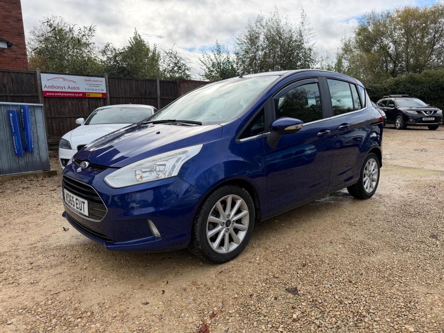 Ford B-MAX - image 1 of 39