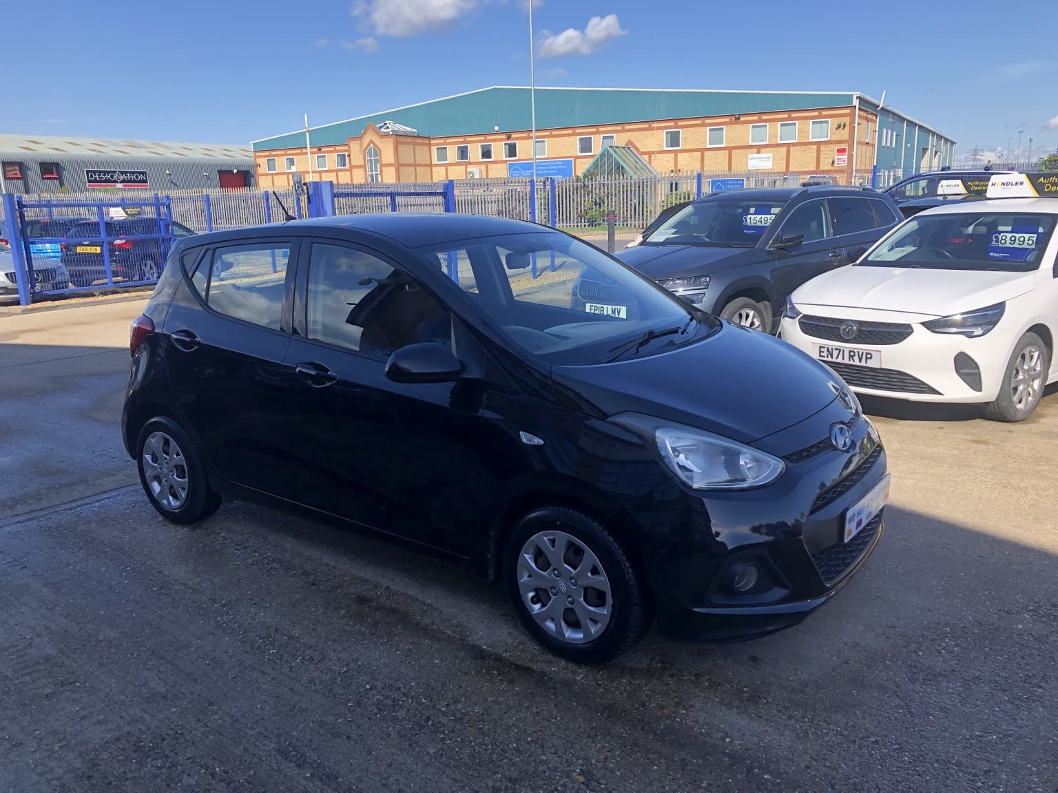 Hyundai i10 - image 1 of 20