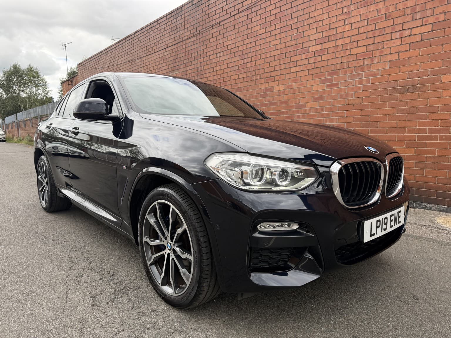 BMW X4 - image 1 of 23