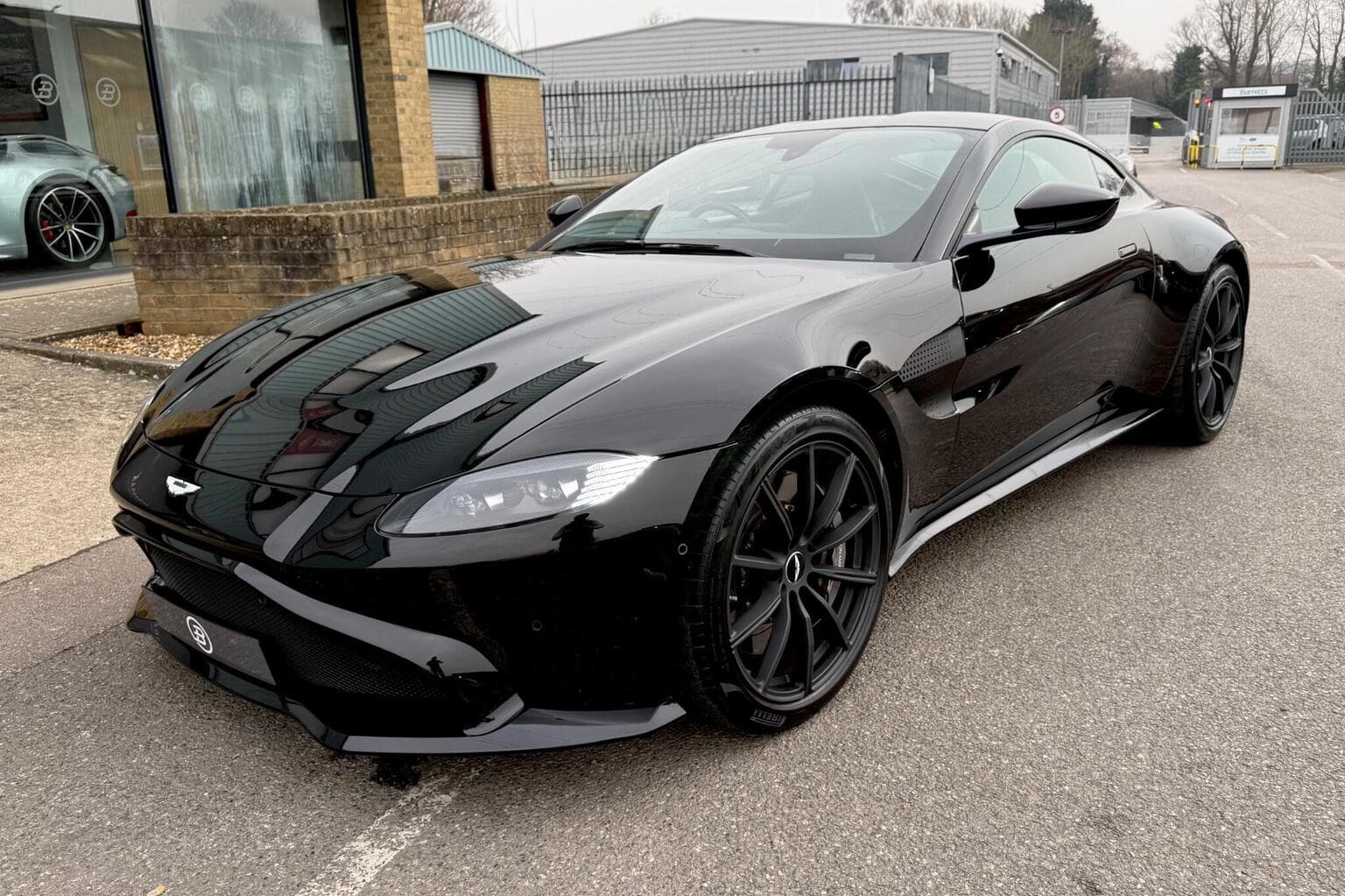 Aston Martin Vantage - image 1 of 6