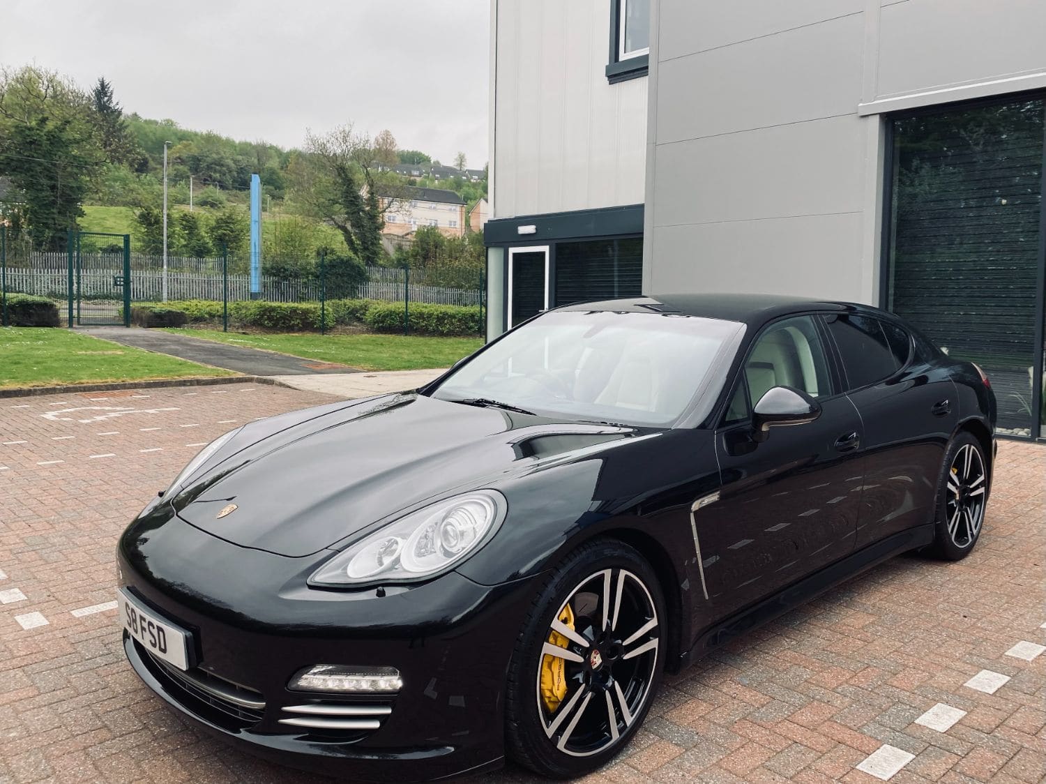 Porsche Panamera - image 1 of 55