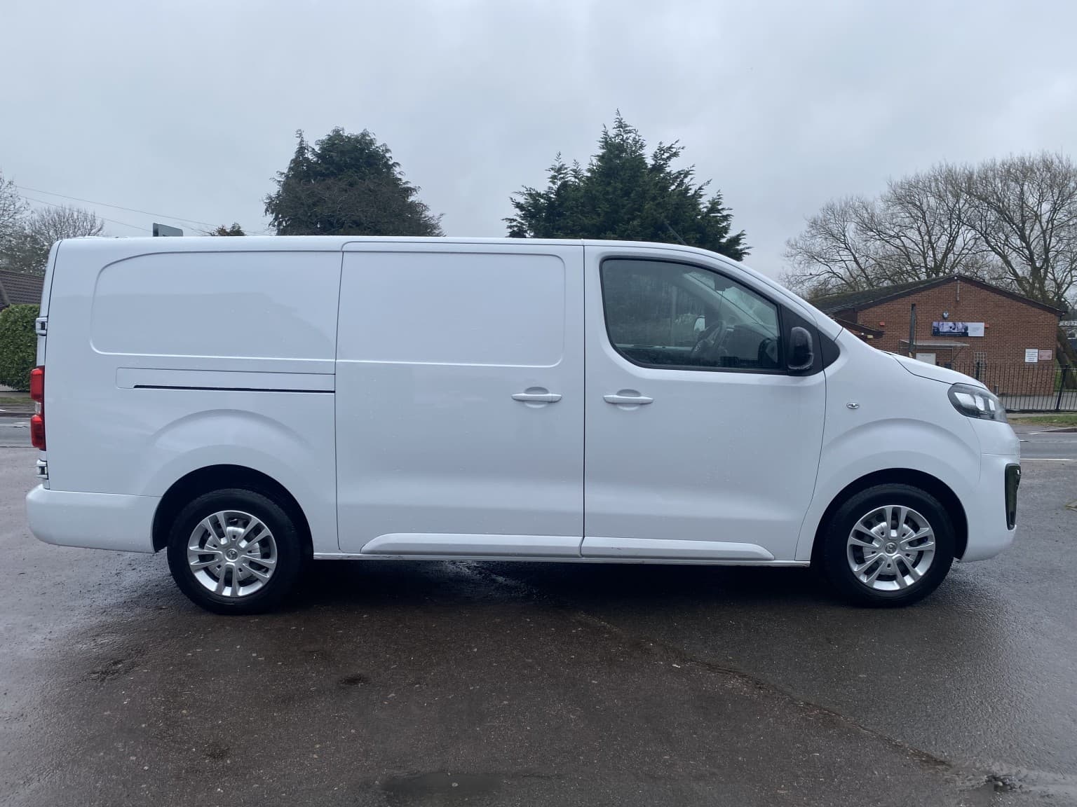 Vauxhall Vivaro - image 1 of 29