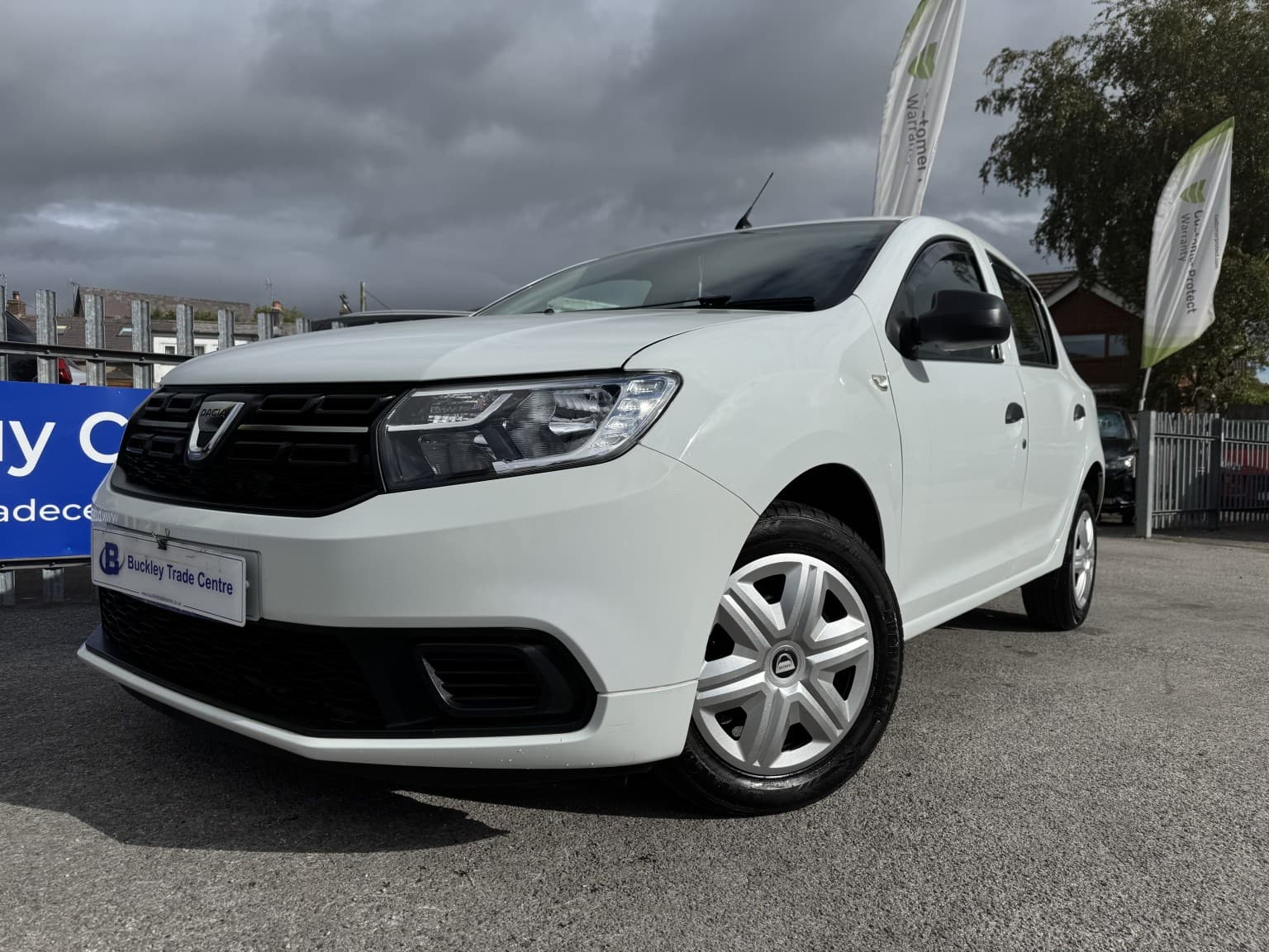 Dacia Sandero - image 1 of 34