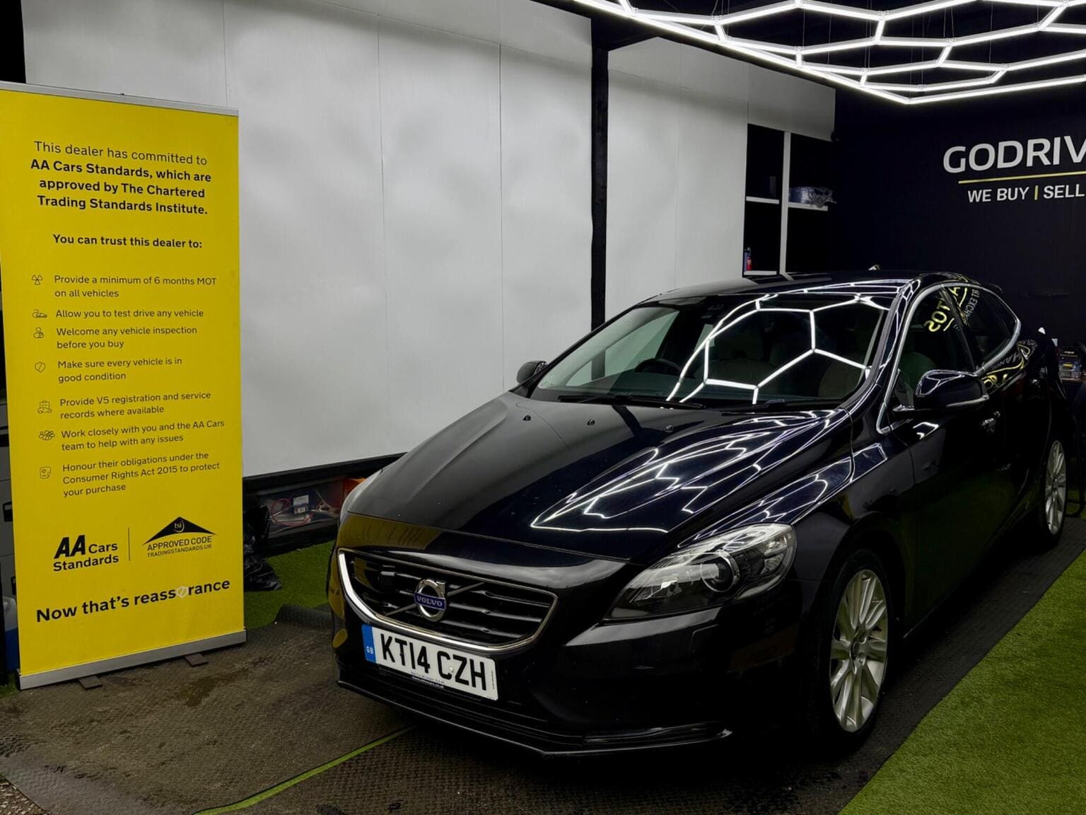 Volvo V40 - image 1 of 42