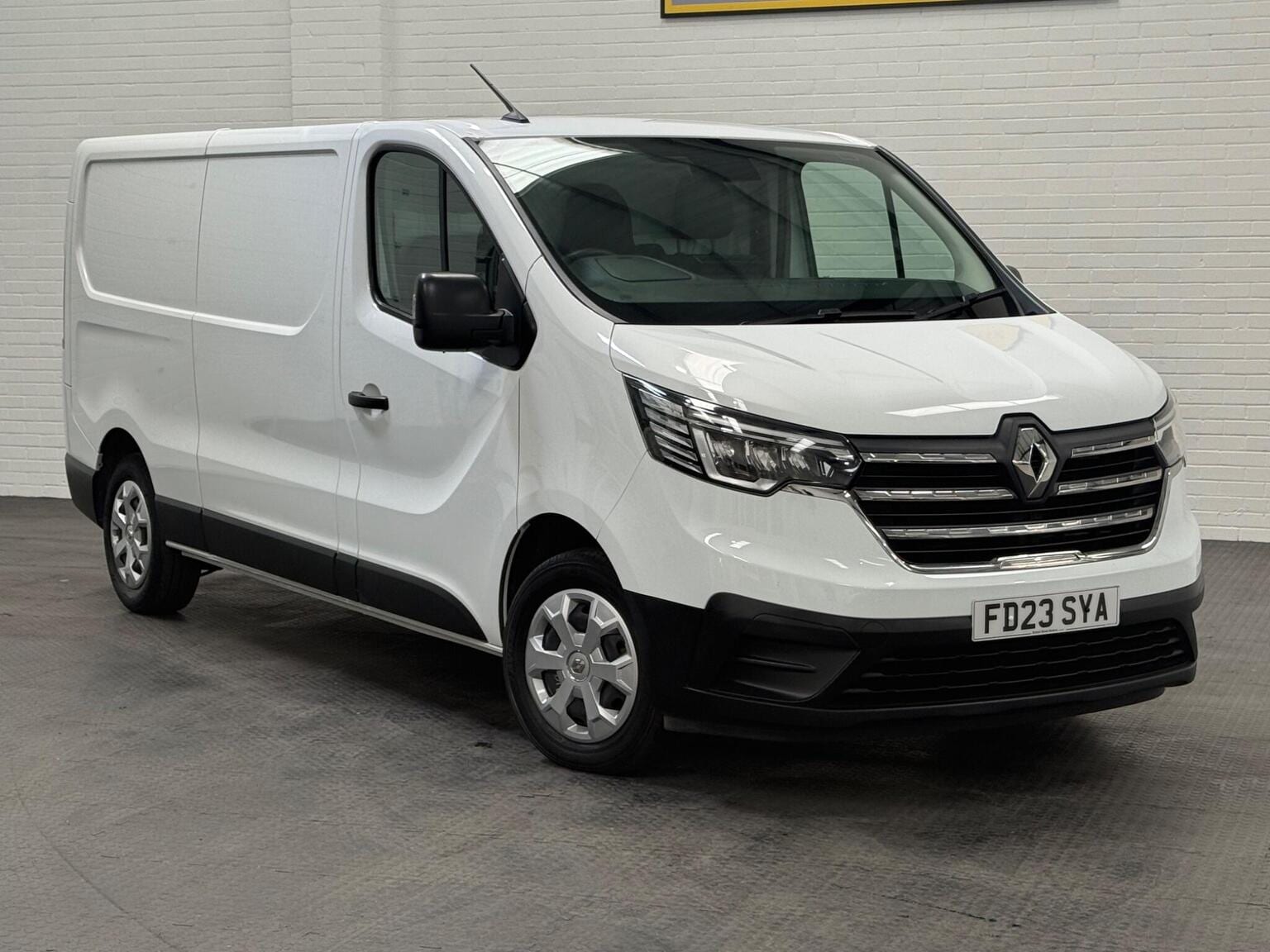 RENAULT TRAFIC - image 1 of 100