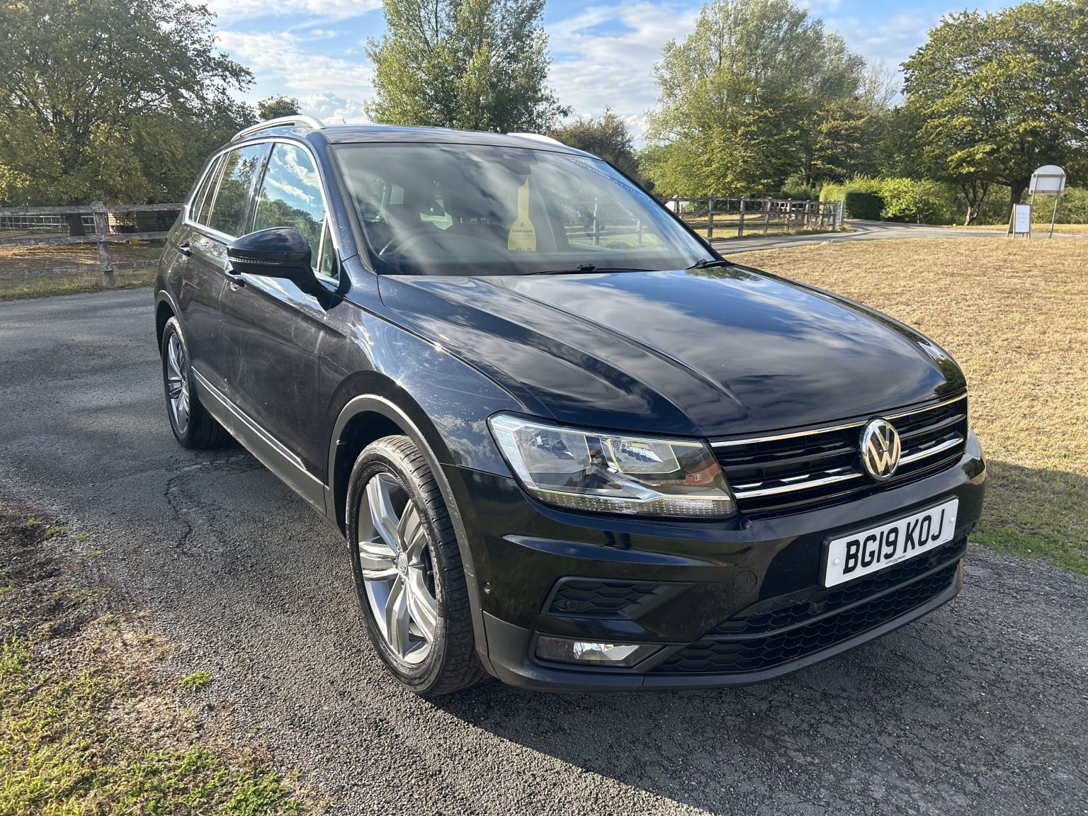VOLKSWAGEN TIGUAN - image 1 of 38