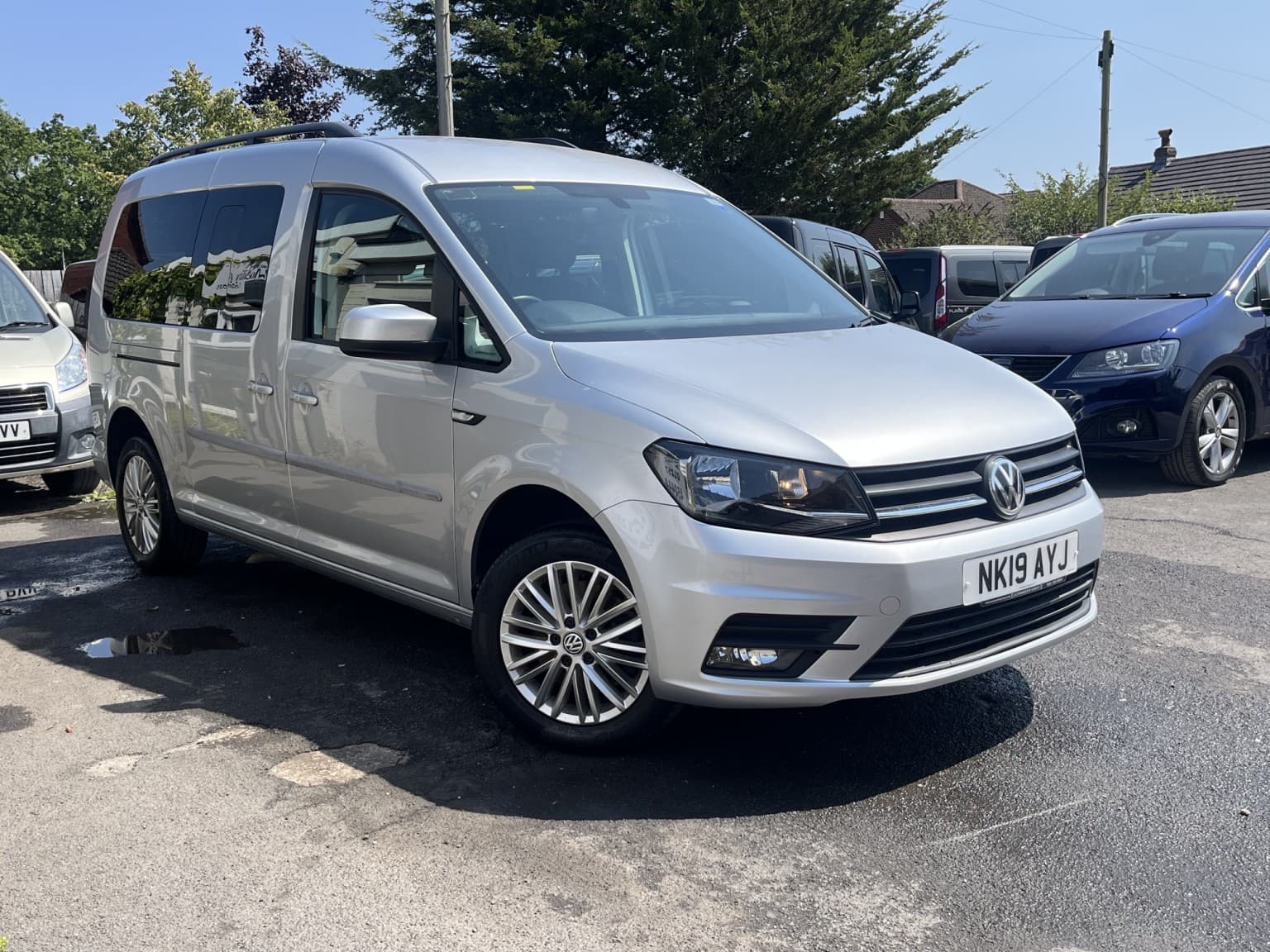 Volkswagen Caddy Maxi - image 1 of 15