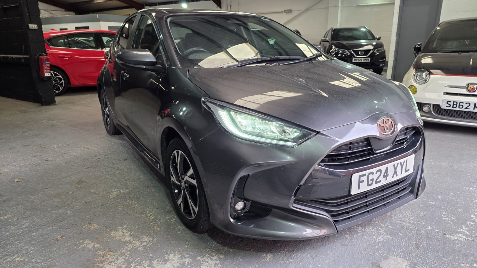 Toyota Yaris - image 1 of 16