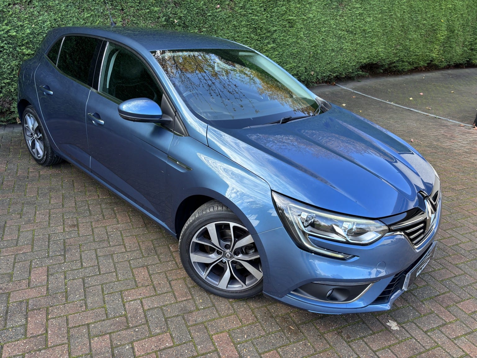 Renault Megane - image 1 of 40