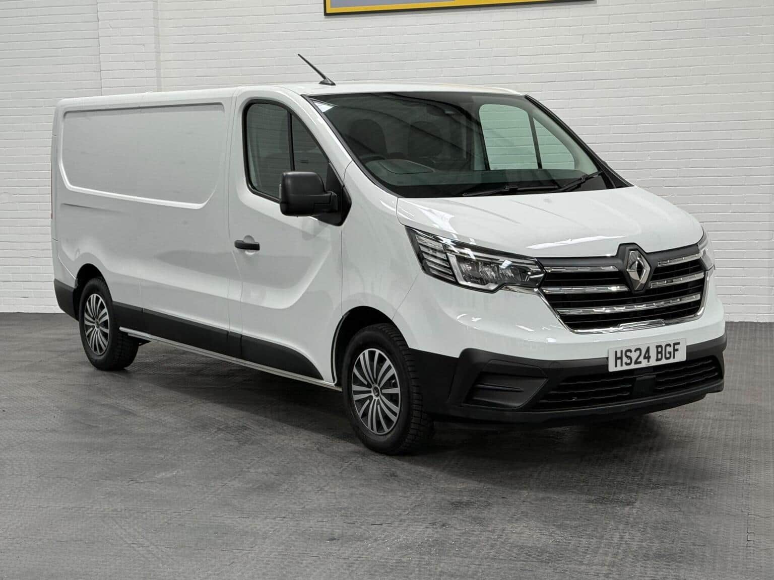 Renault Trafic - image 1 of 91
