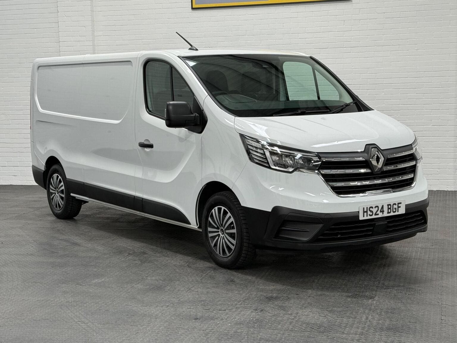 Renault Trafic - image 1 of 91