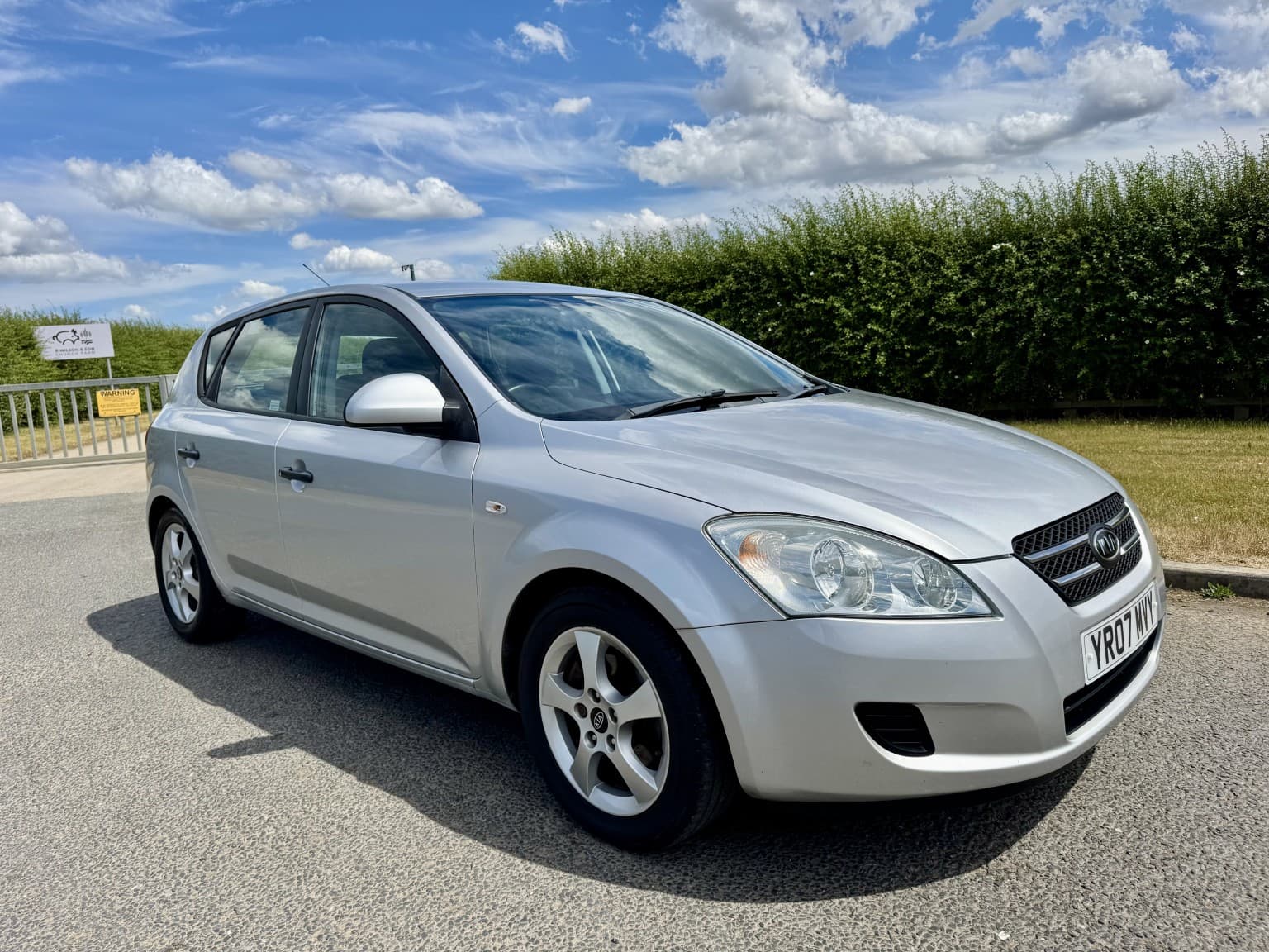 Kia Ceed - image 1 of 40