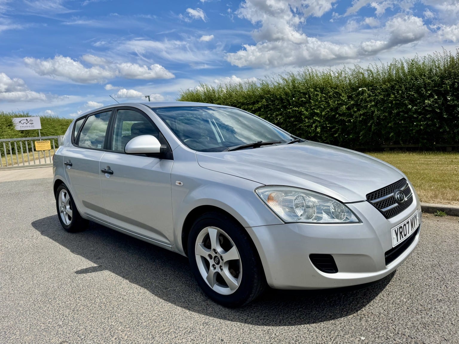 Kia Ceed - image 1 of 40