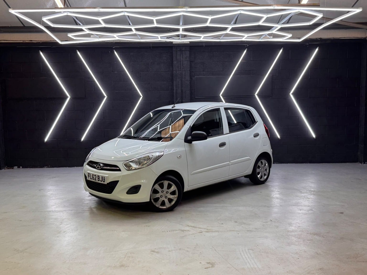 Hyundai i10 - image 1 of 43