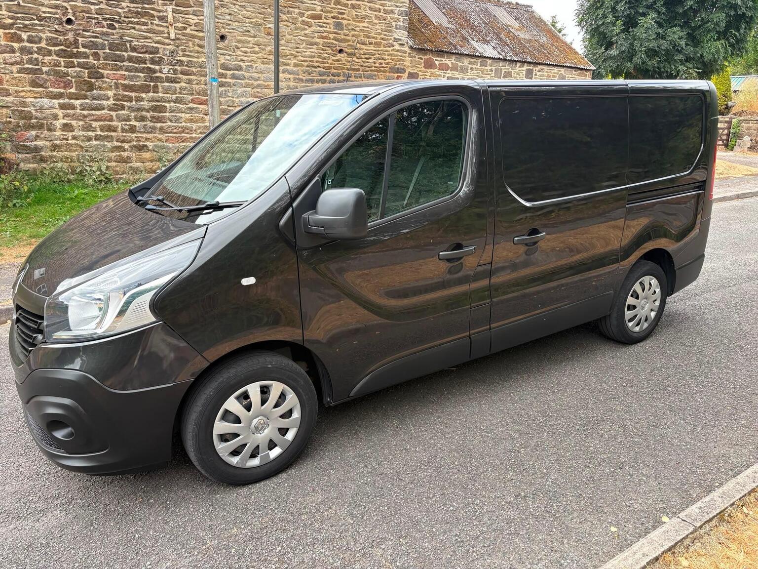 Renault Trafic - image 1 of 8