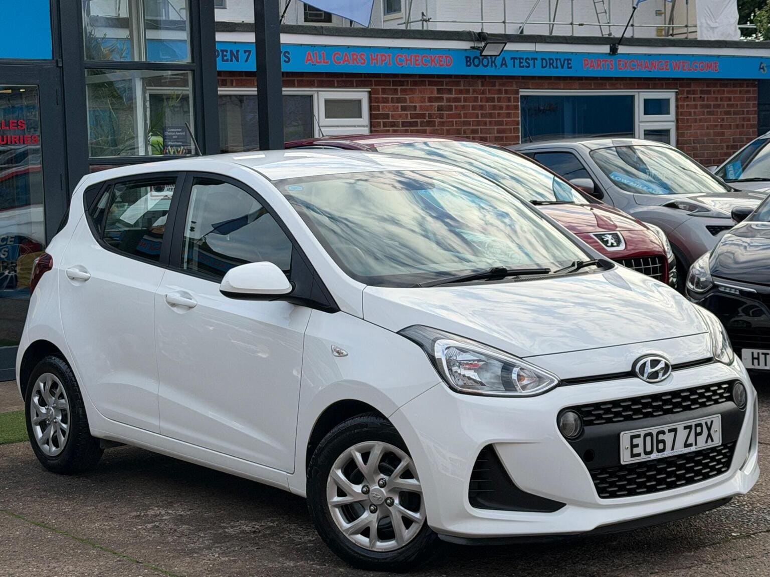 Hyundai i10 - image 1 of 59