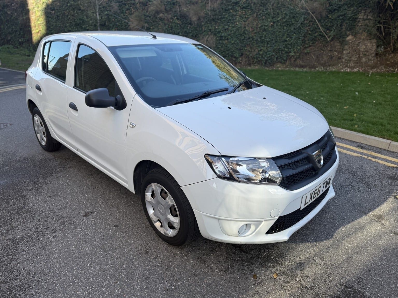 Dacia Sandero - image 1 of 35