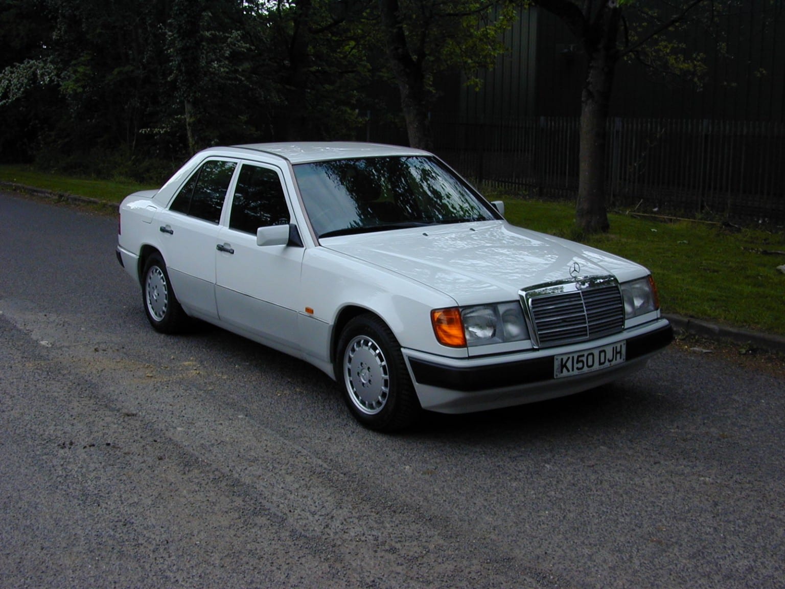 Mercedes-Benz 200 - image 1 of 58
