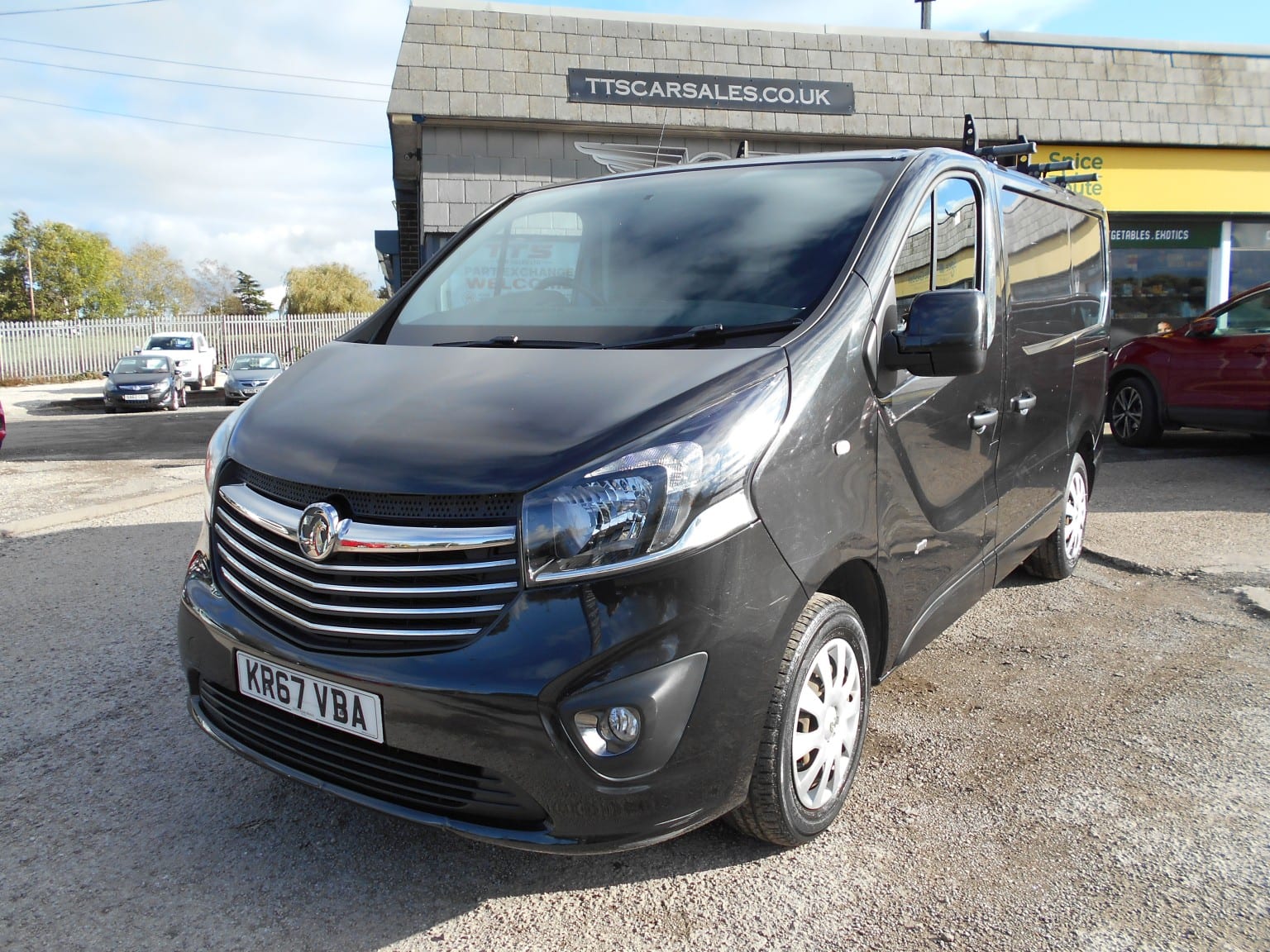Vauxhall Vivaro - image 1 of 19