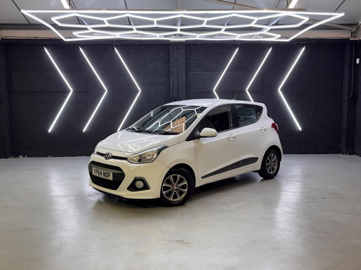 Hyundai i10 - image 1 of 51