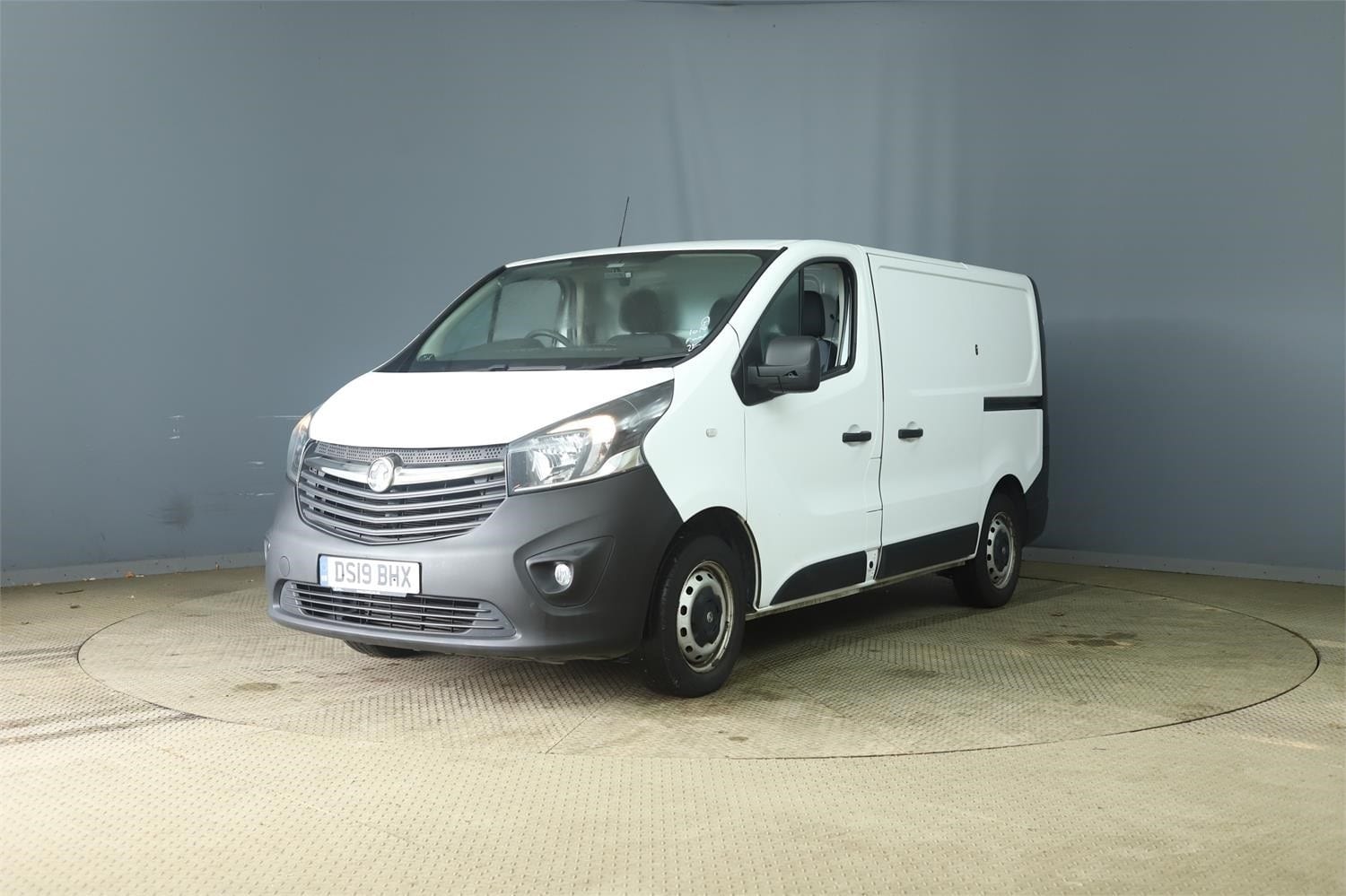 2019 Vauxhall Vivaro 1.6 CDTi 2700 in white — photo 1 of 11