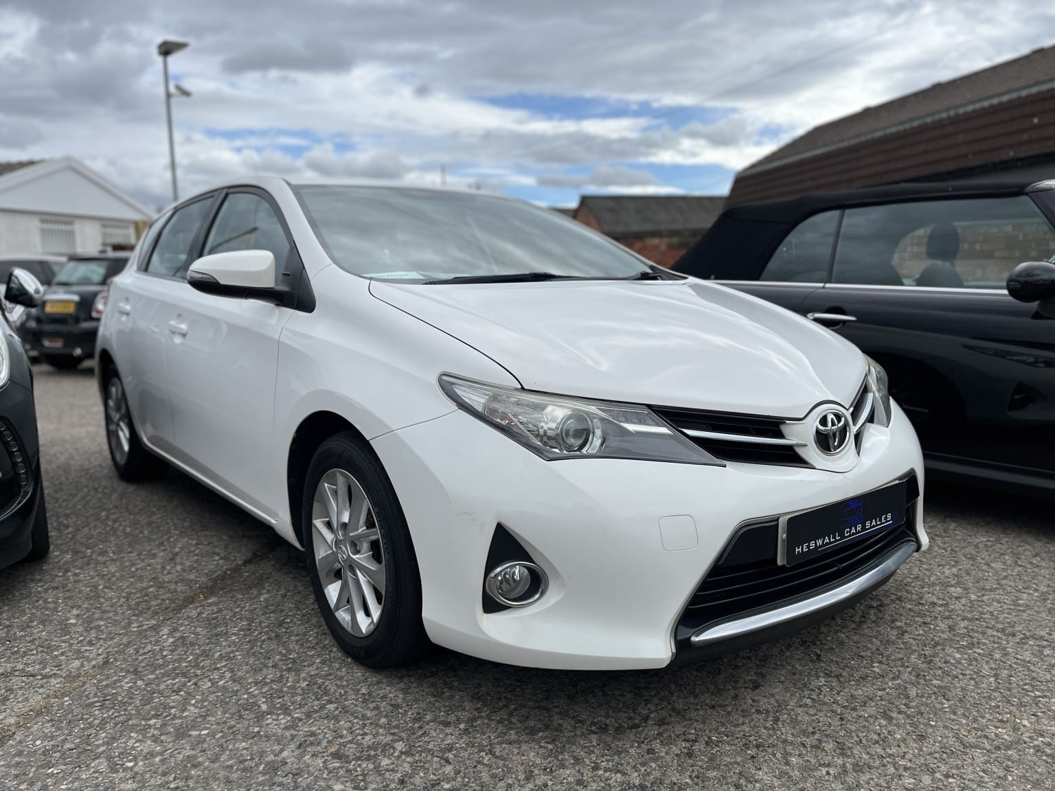 Toyota Auris - image 1 of 2