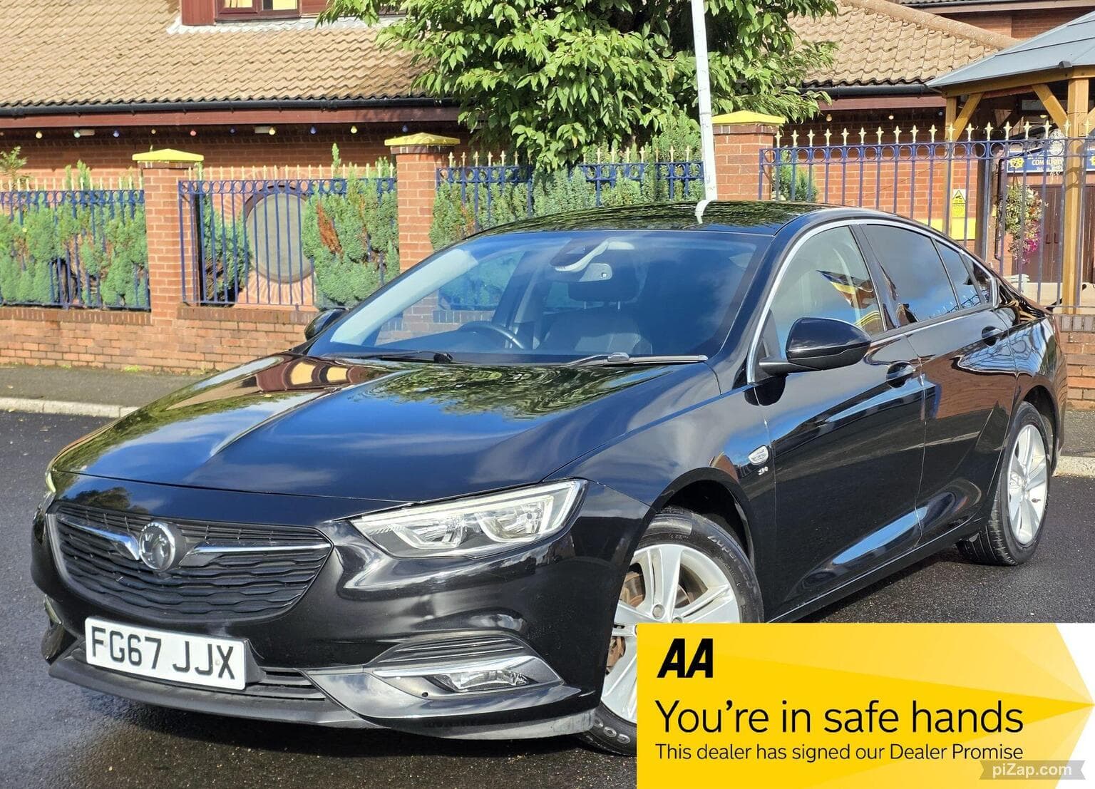 Vauxhall Insignia - image 1 of 55