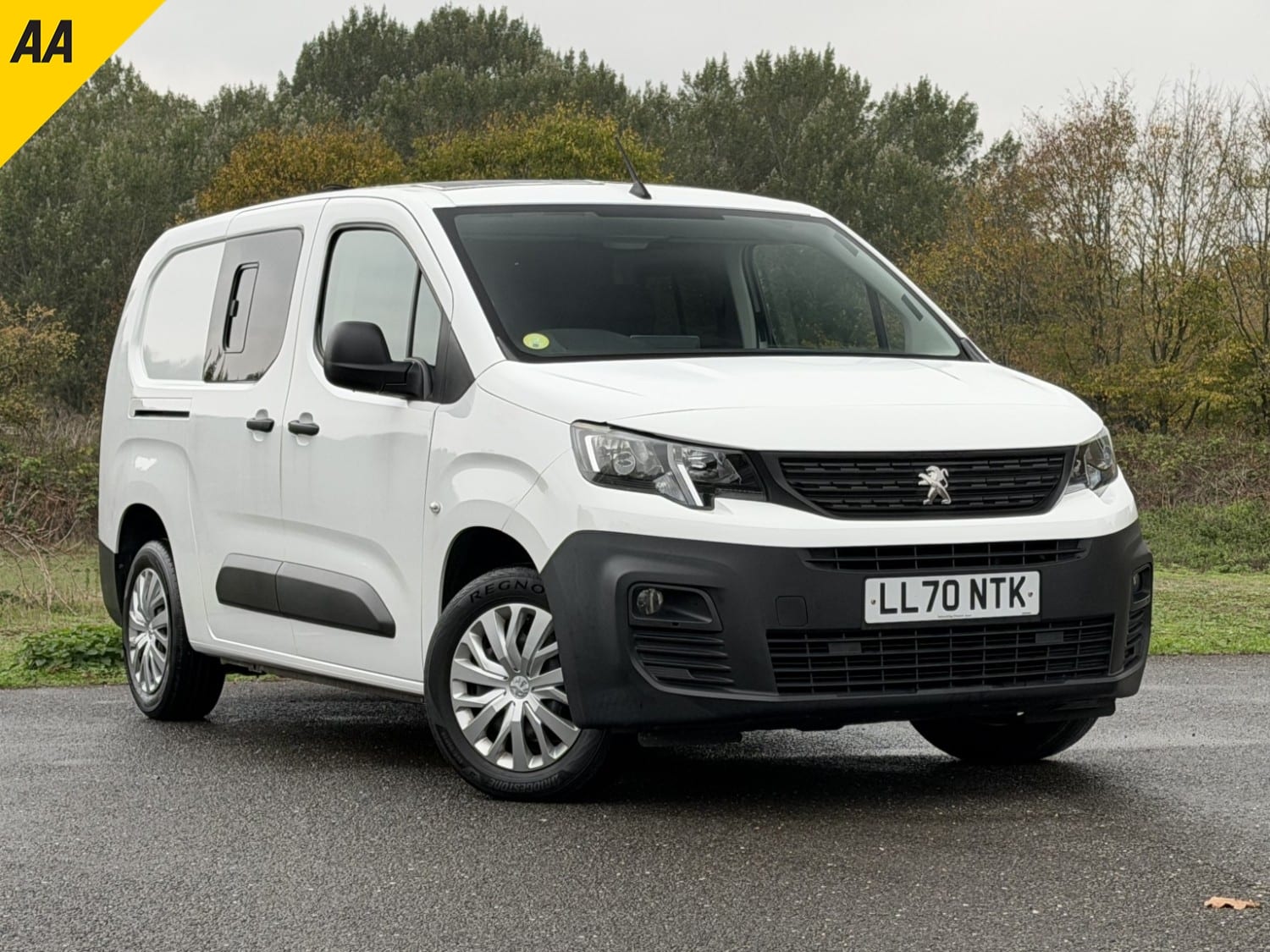 2020 Peugeot Partner 1.6 BlueHDi 950 Professional in white — photo 1 of 69
