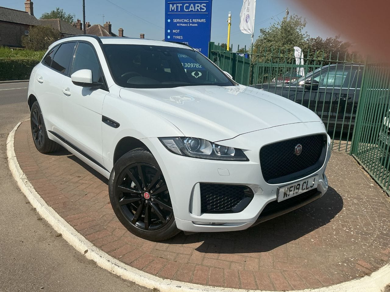 Jaguar F-Pace - image 1 of 30