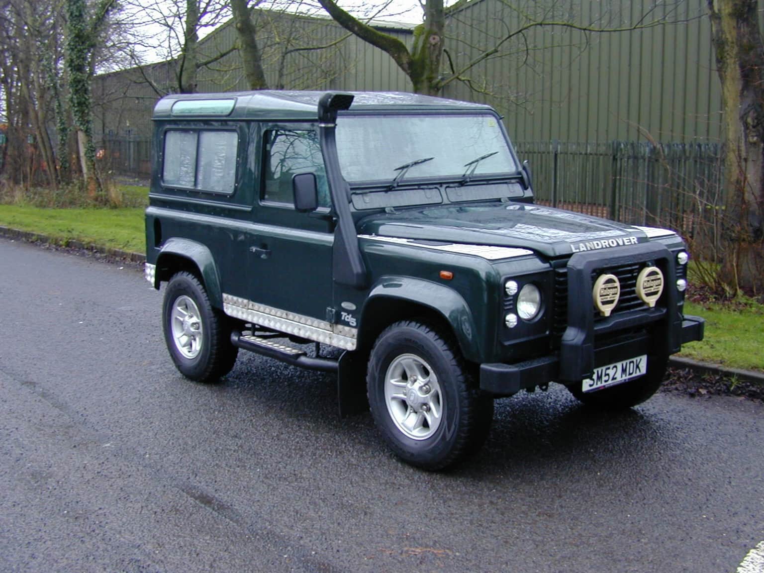Land Rover Defender 90 - image 1 of 46