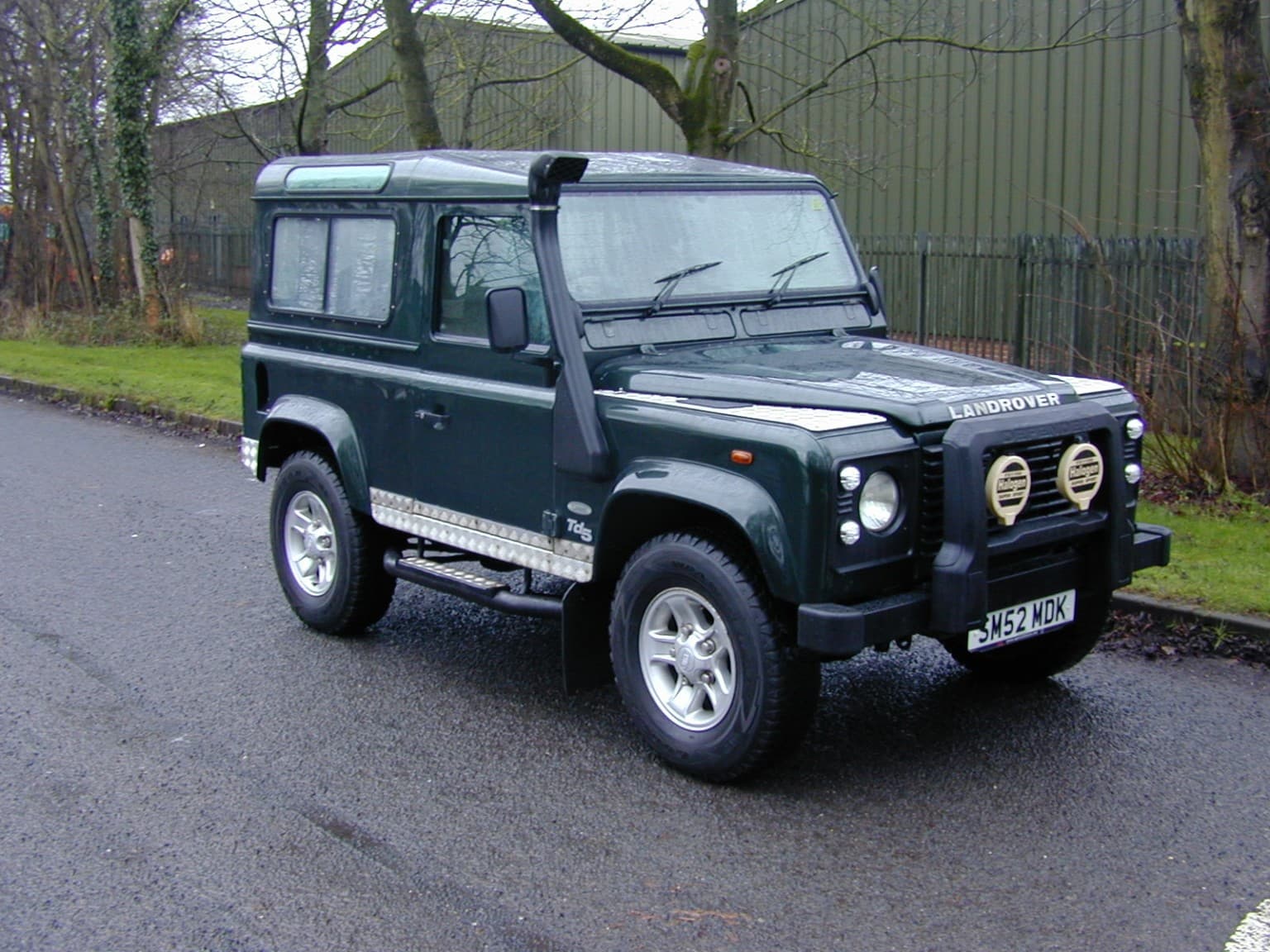 Land Rover Defender 90 - image 1 of 46
