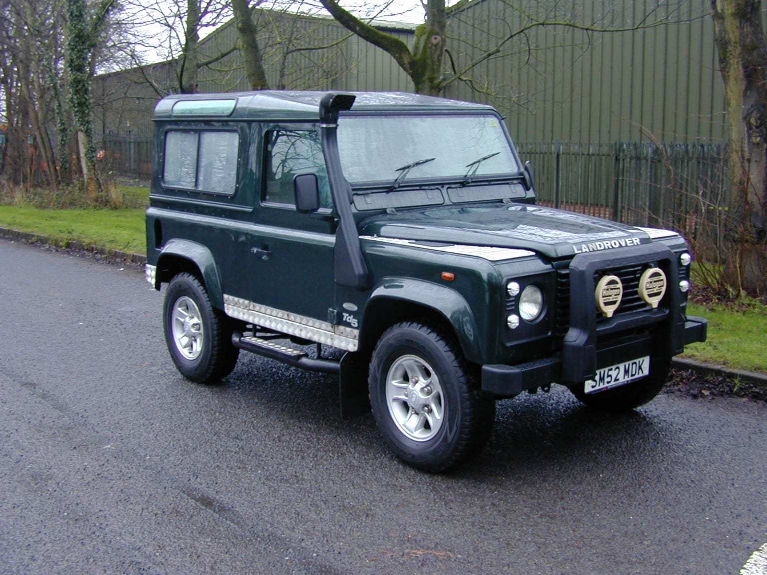 Land Rover Defender 90 - image 1 of 46