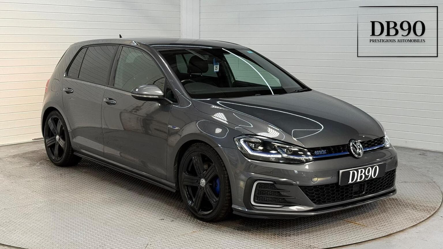 Volkswagen Golf - image 1 of 61