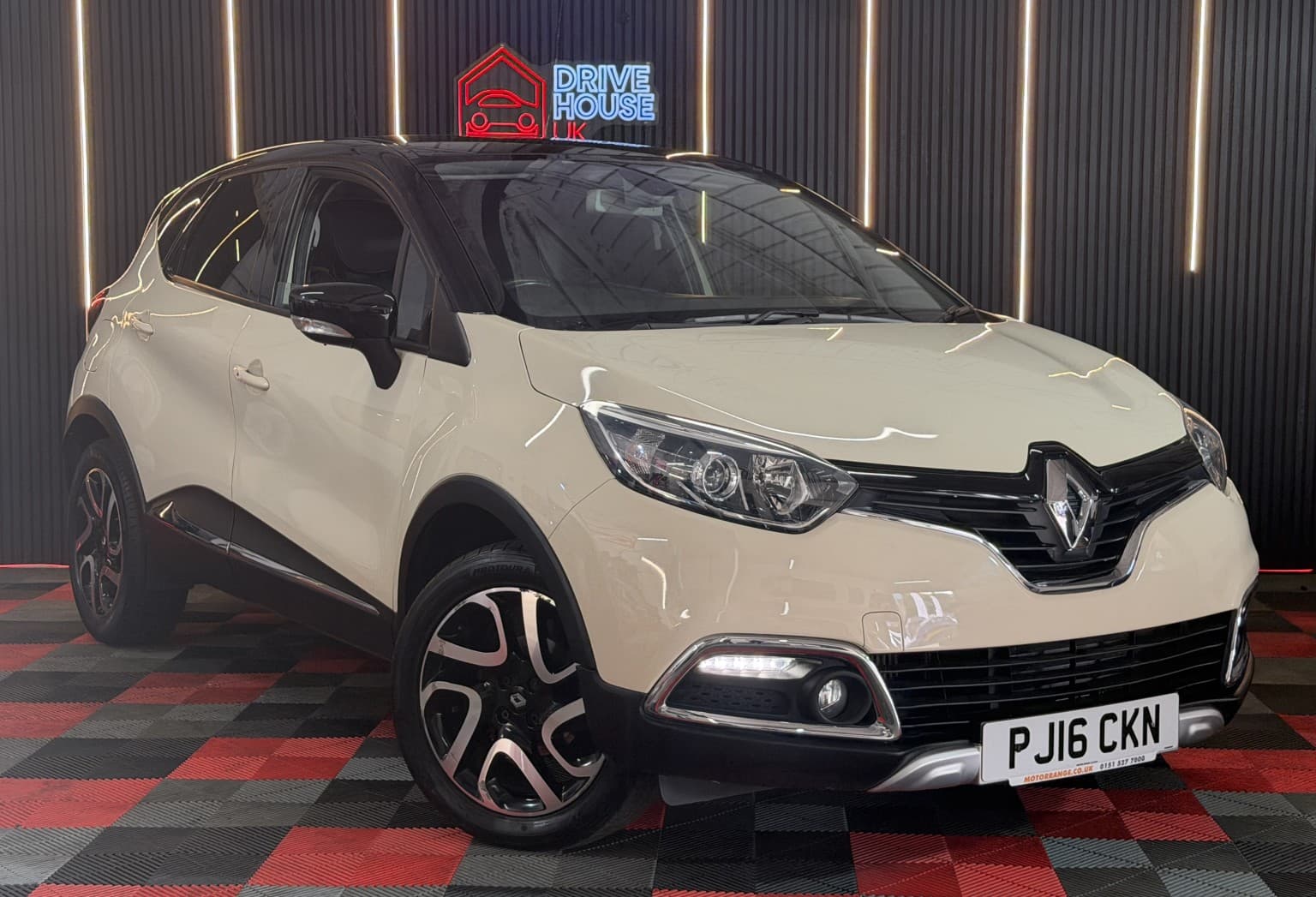 Renault Captur - image 1 of 20