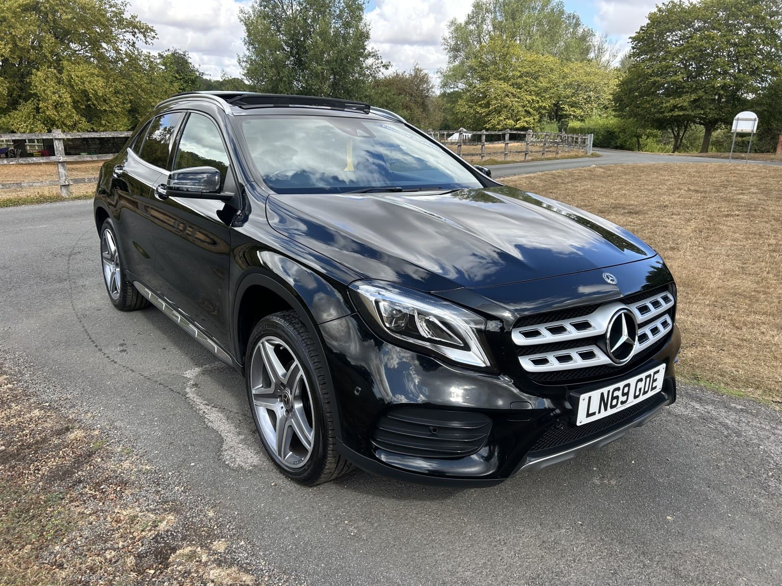 MERCEDES-BENZ GLA - image 1 of 38