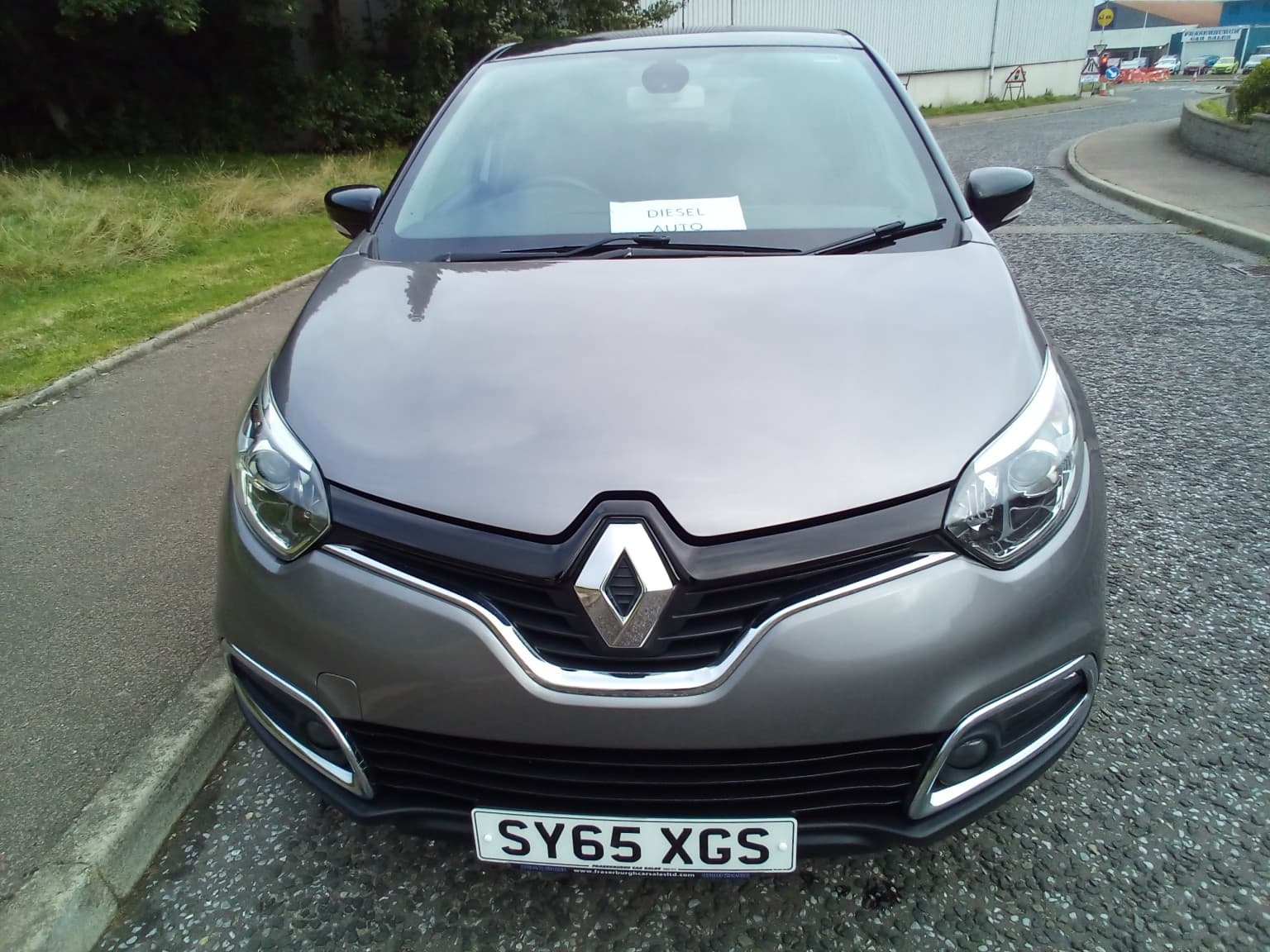 Renault Captur - image 1 of 16